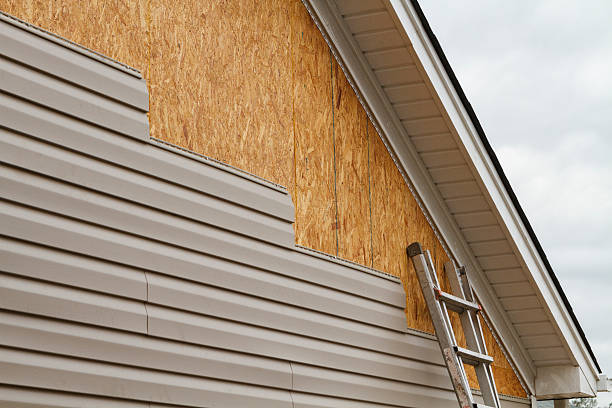 Professional Siding Installation technician working in Ridgeway, SC